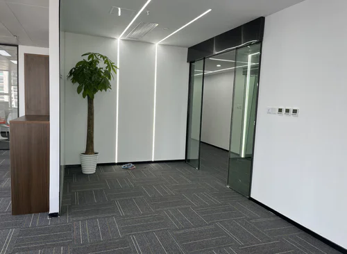 125m²,1 隔断前台+工位12