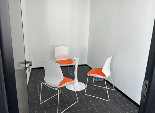 198m²,4 隔断前台+工位16