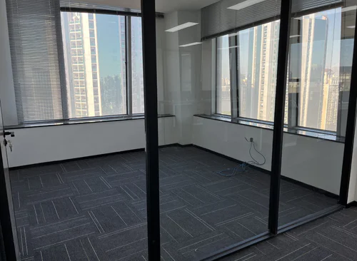272m²,4 隔断前台+工位26