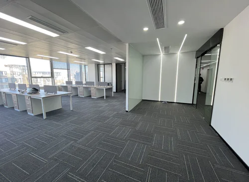 272m²,4 隔断前台+工位26
