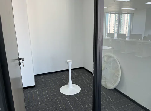 125m²,1 隔断前台+工位12