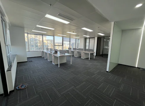 189m²,3 隔断前台+工位20