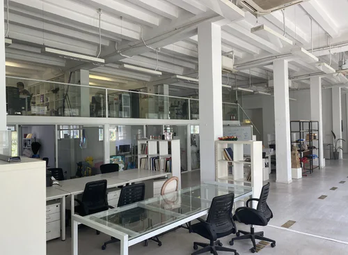 561m²