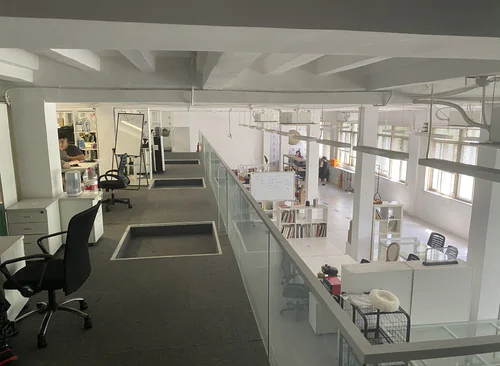 561m²