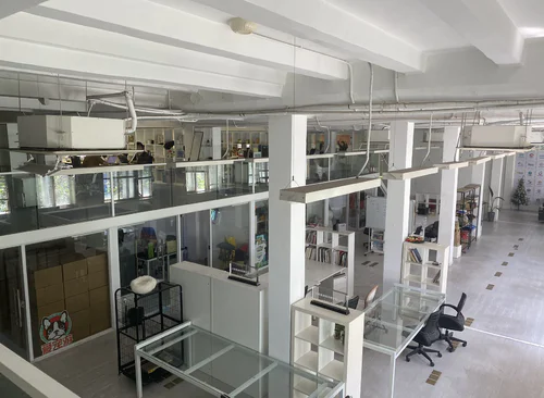 561m²