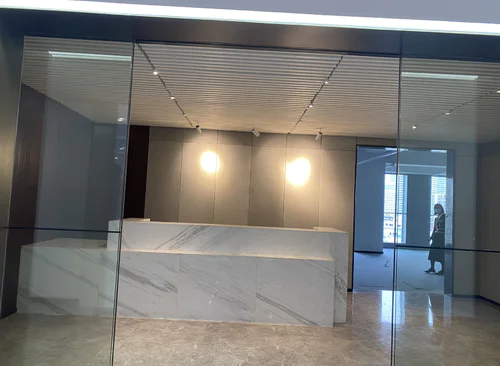 304.66m²